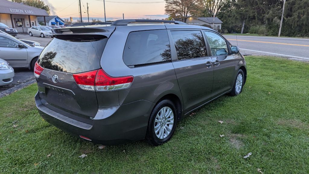 2013 Toyota Sienna Image 5