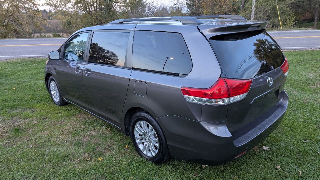 2013 Toyota Sienna Image 7