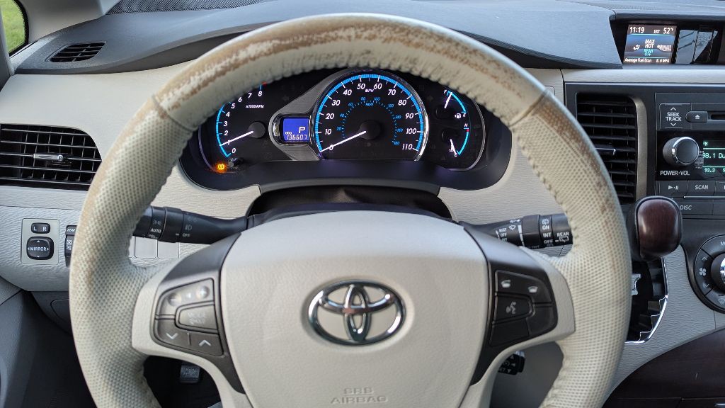 2013 Toyota Sienna Image 10