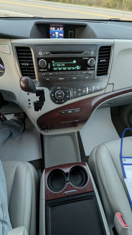 2013 Toyota Sienna Image 11