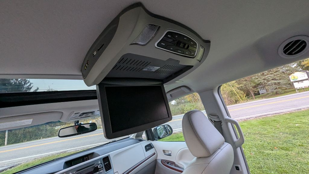 2013 Toyota Sienna Image 14