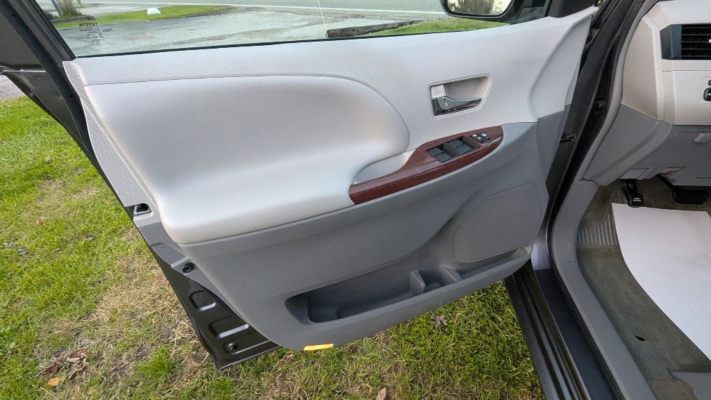 2013 Toyota Sienna Image 15