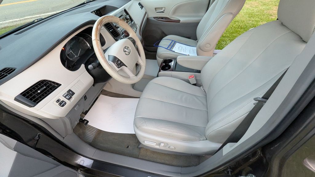 2013 Toyota Sienna Image 16