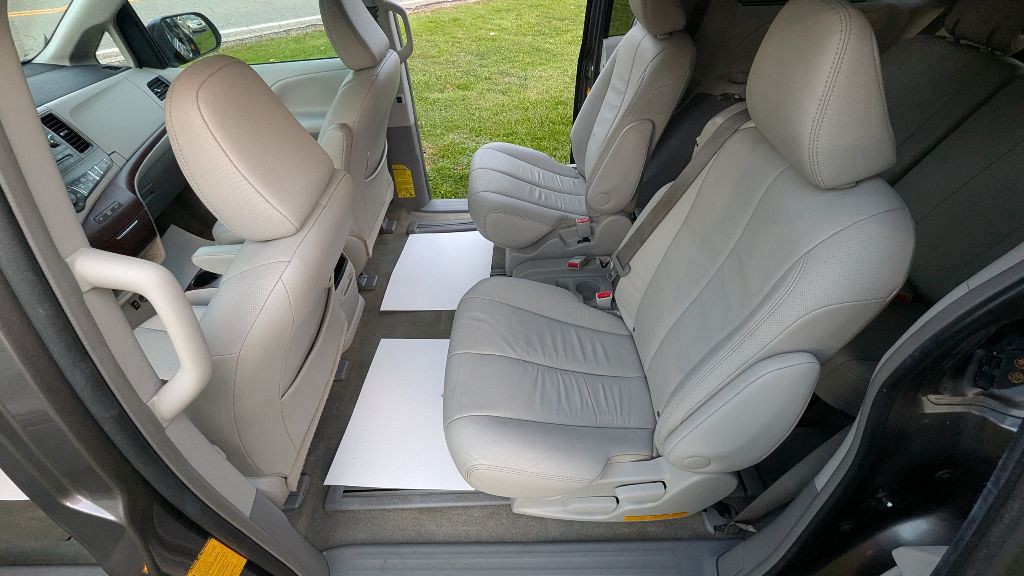 2013 Toyota Sienna Image 17