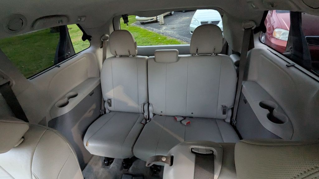 2013 Toyota Sienna Image 19
