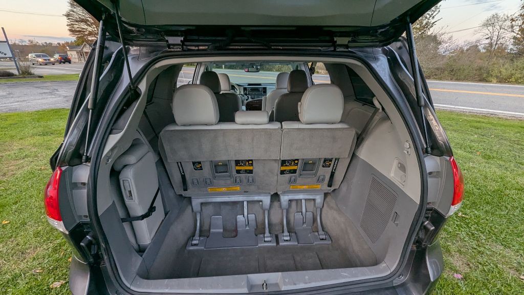 2013 Toyota Sienna Image 21