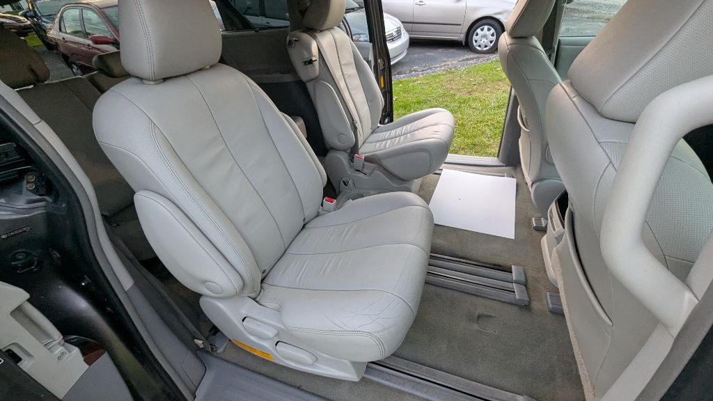 2013 Toyota Sienna Image 22