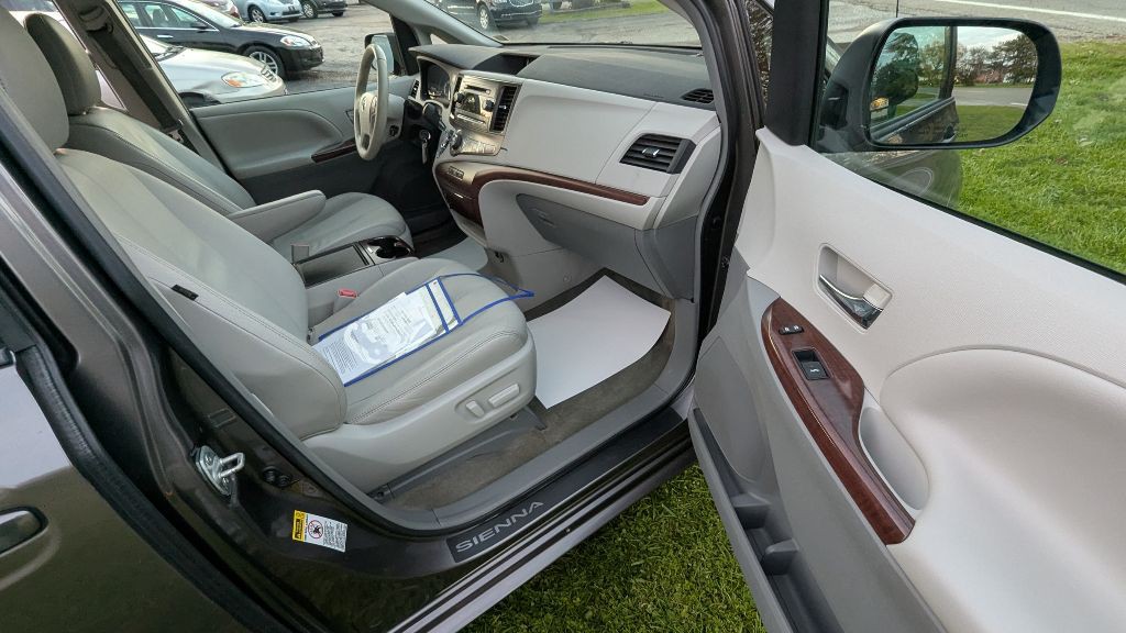 2013 Toyota Sienna Image 23