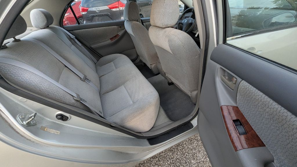 2004 Toyota Corolla Image 16
