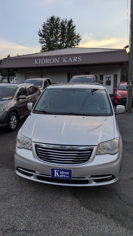 2012 Chrysler Town & Country Image 2
