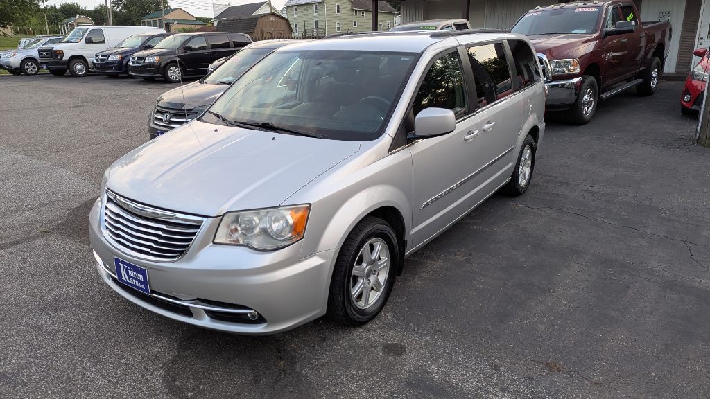 2012 Chrysler Town & Country Image 3
