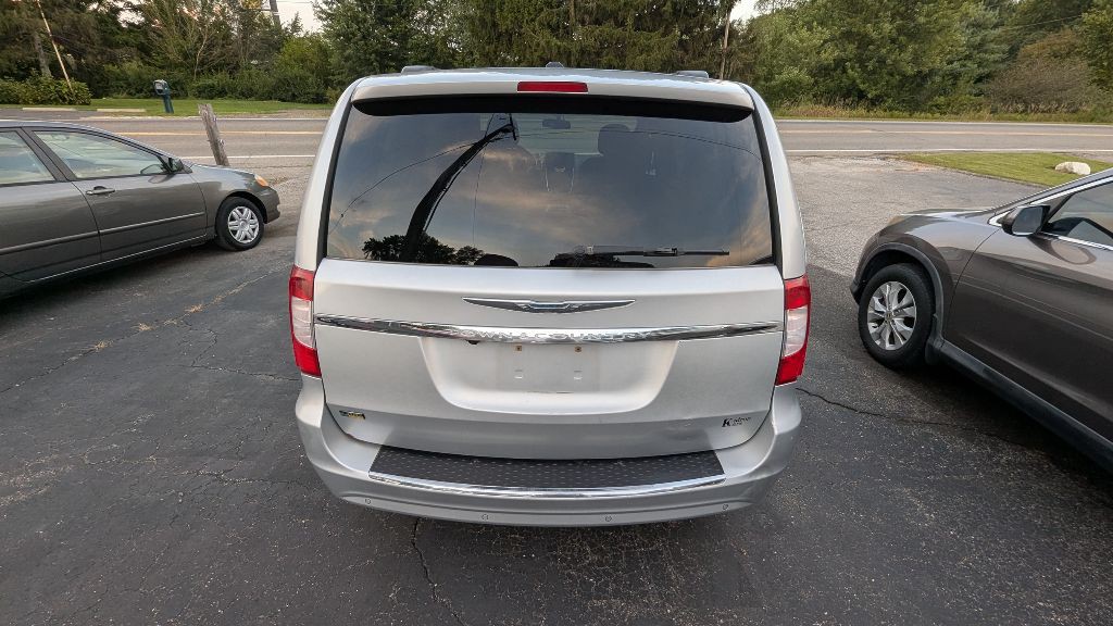 2012 Chrysler Town & Country Image 6