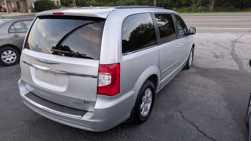 2012 Chrysler Town & Country Image 7