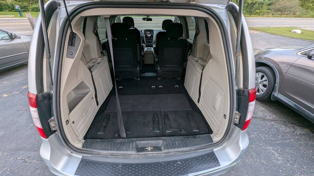 2012 Chrysler Town & Country Image 17