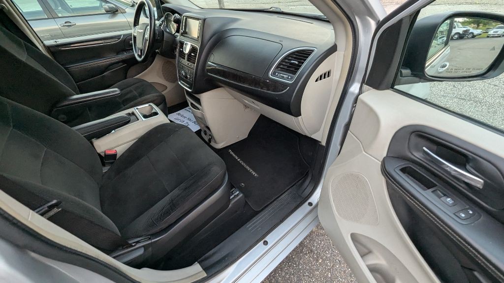 2012 Chrysler Town & Country Image 20
