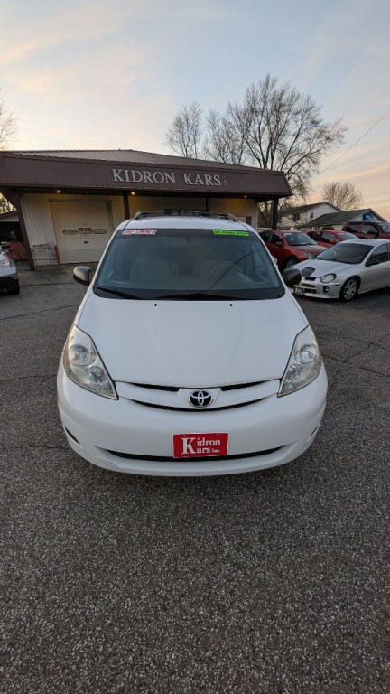 2008 Toyota Sienna Image 2