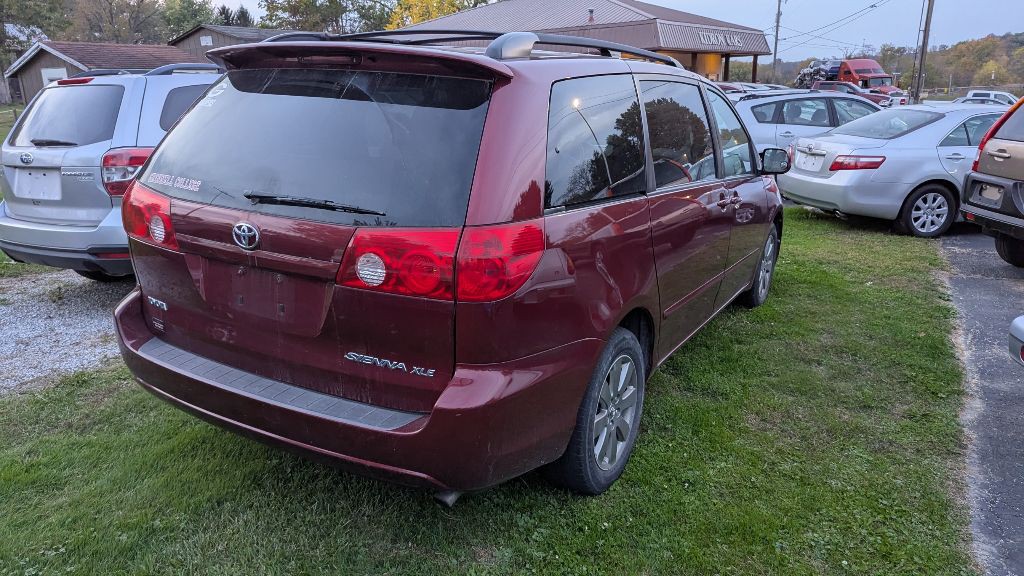 2008 Toyota Sienna Image 2