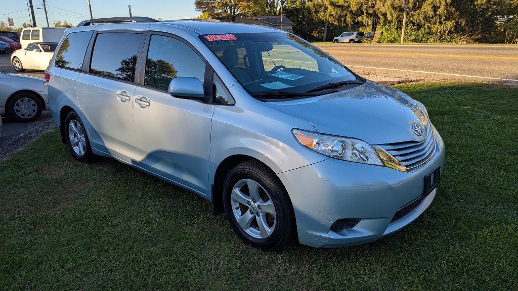 2017 Toyota Sienna Image 1