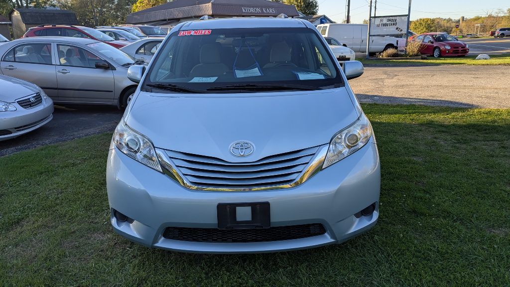 2017 Toyota Sienna Image 2