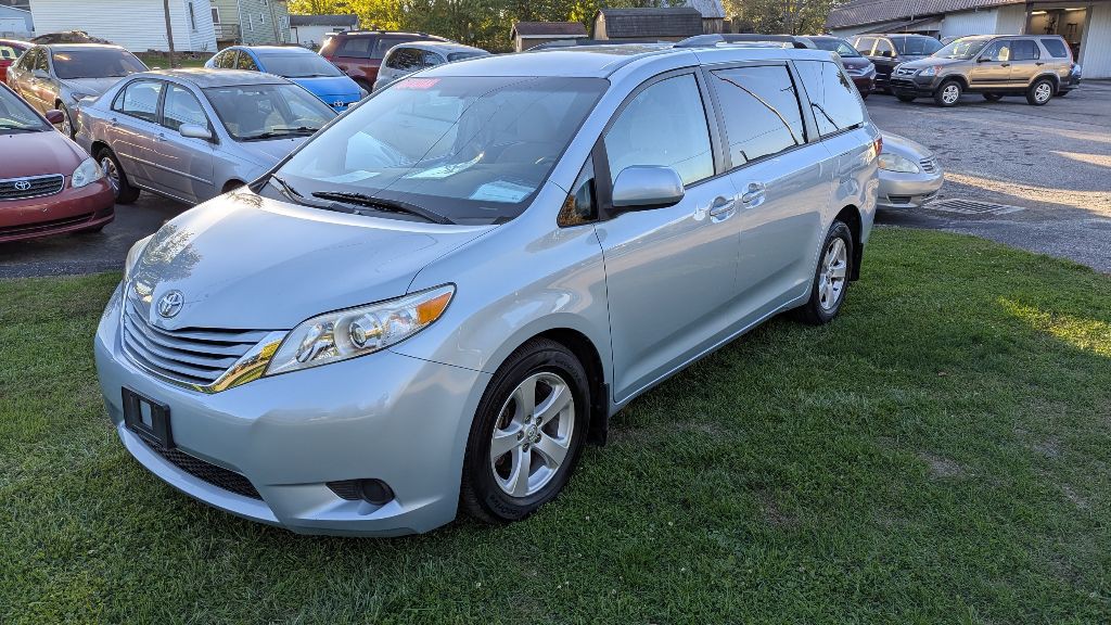 2017 Toyota Sienna Image 3