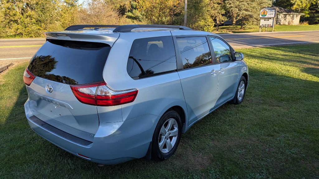 2017 Toyota Sienna Image 4