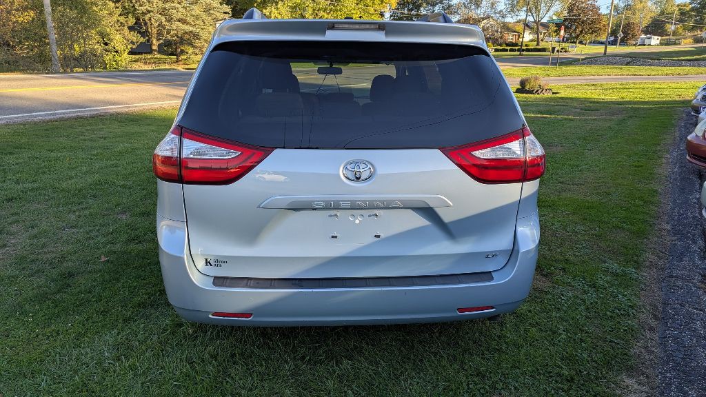 2017 Toyota Sienna Image 5