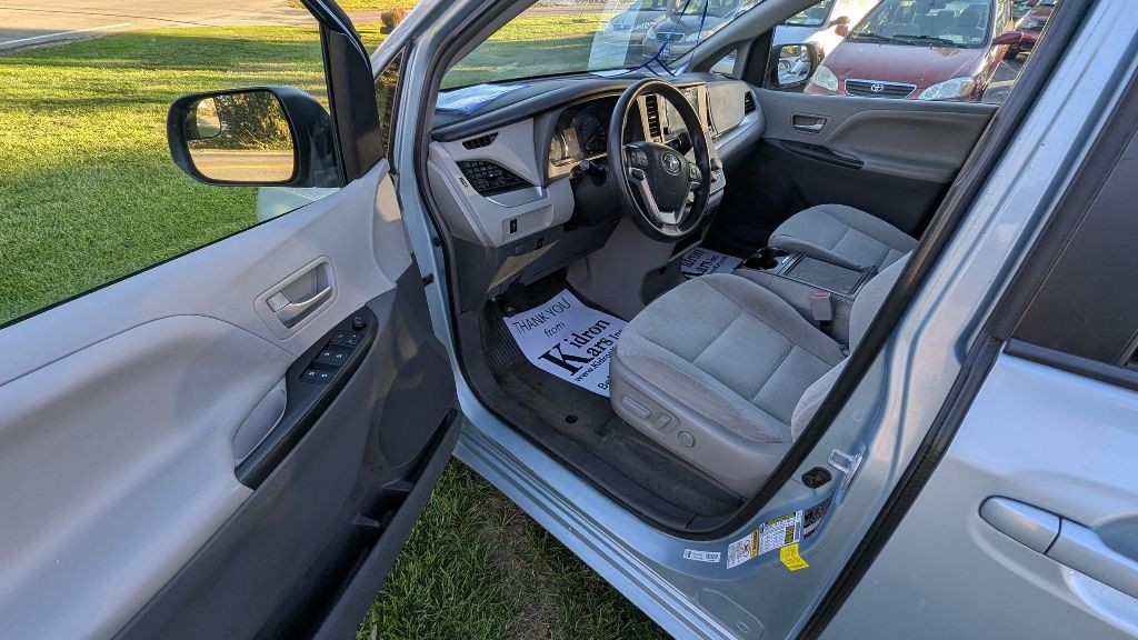 2017 Toyota Sienna Image 6