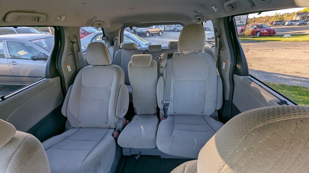 2017 Toyota Sienna Image 7