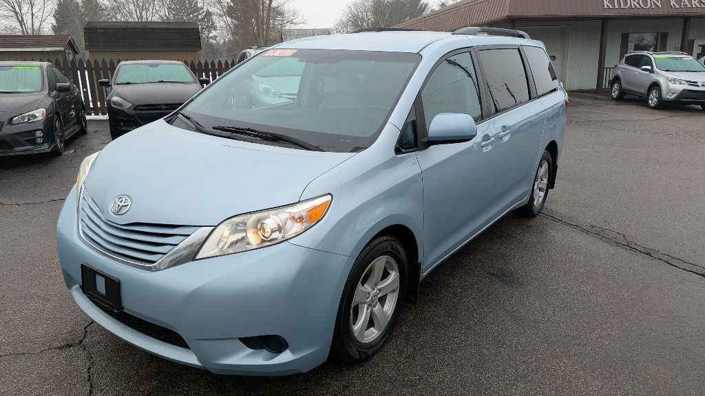 2017 Toyota Sienna Image 1