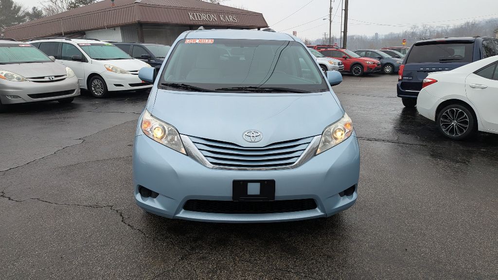 2017 Toyota Sienna Image 2