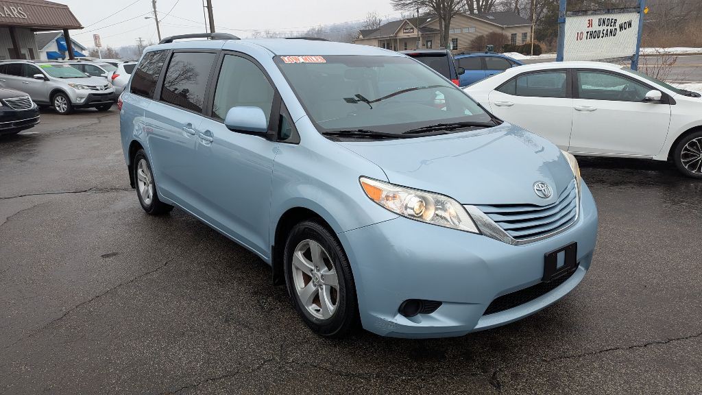 2017 Toyota Sienna Image 3