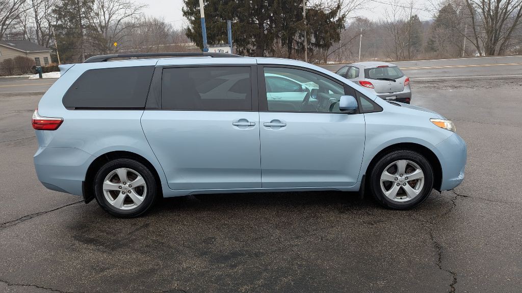 2017 Toyota Sienna Image 4