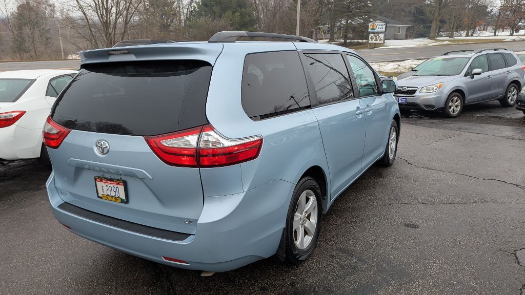 2017 Toyota Sienna Image 5