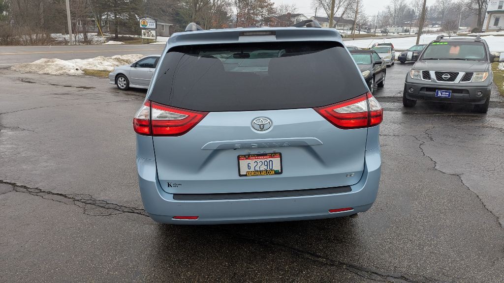 2017 Toyota Sienna Image 6