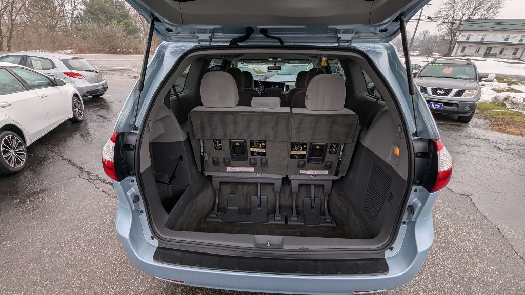 2017 Toyota Sienna Image 7