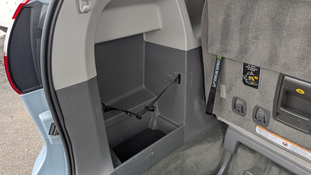 2017 Toyota Sienna Image 8