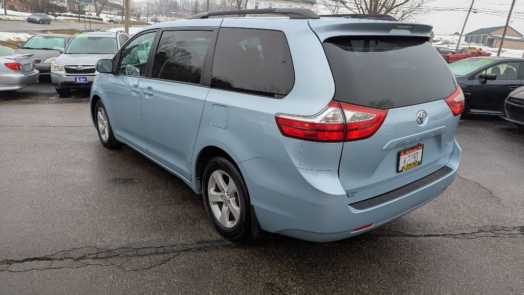 2017 Toyota Sienna Image 9