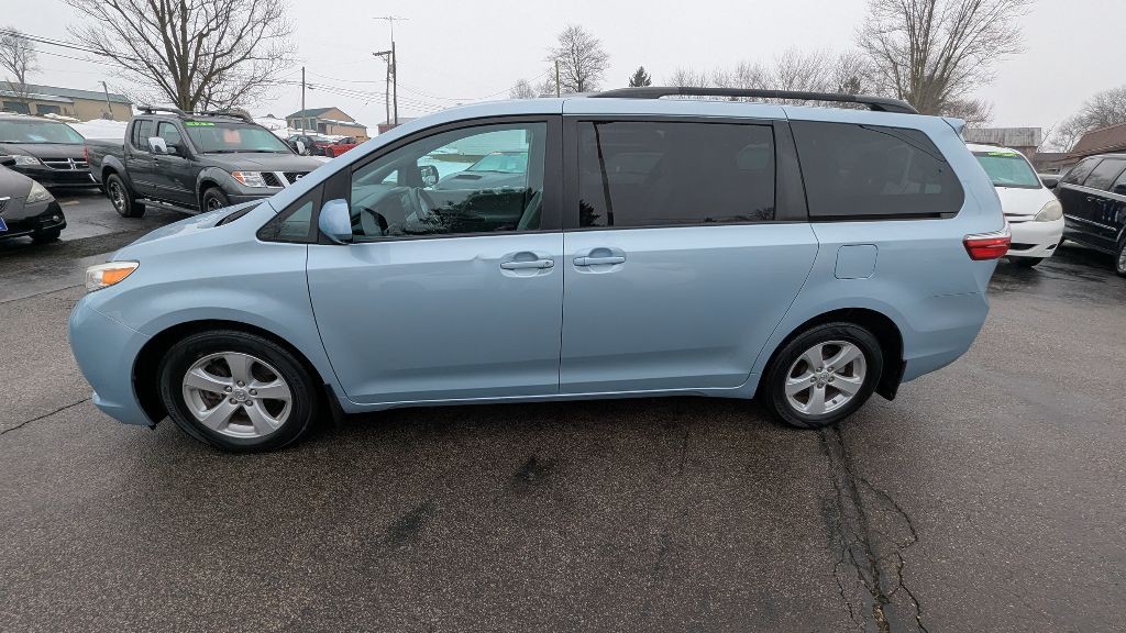 2017 Toyota Sienna Image 10
