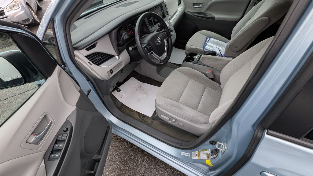2017 Toyota Sienna Image 11