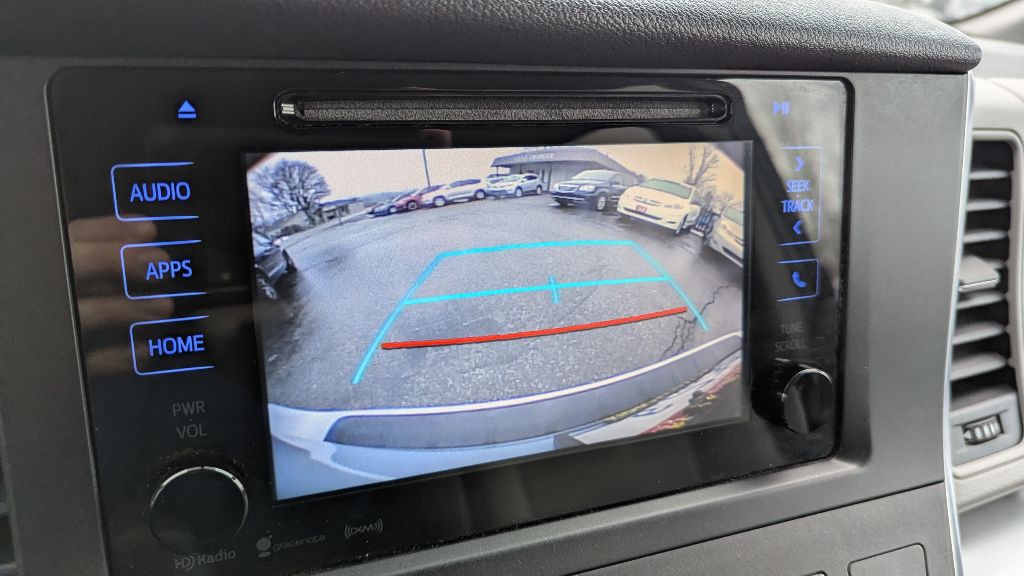 2017 Toyota Sienna Image 13