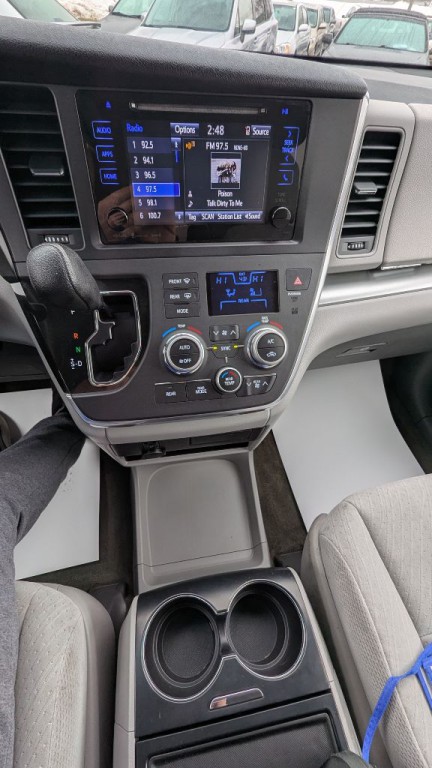 2017 Toyota Sienna Image 14