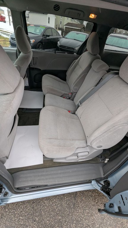 2017 Toyota Sienna Image 16