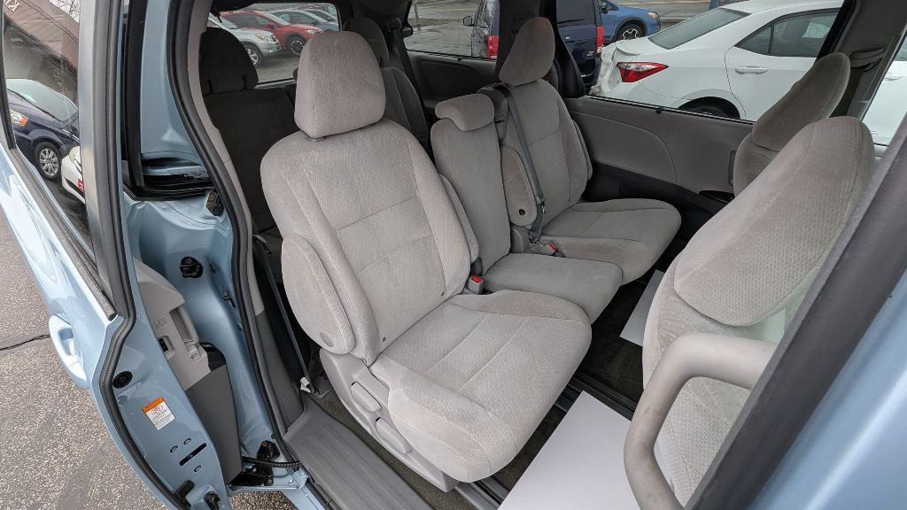 2017 Toyota Sienna Image 18