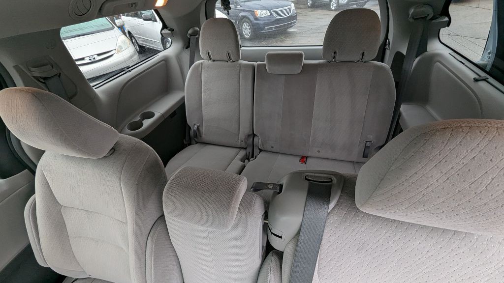 2017 Toyota Sienna Image 19