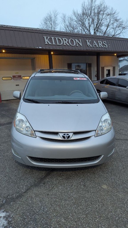 2010 Toyota Sienna Image 2