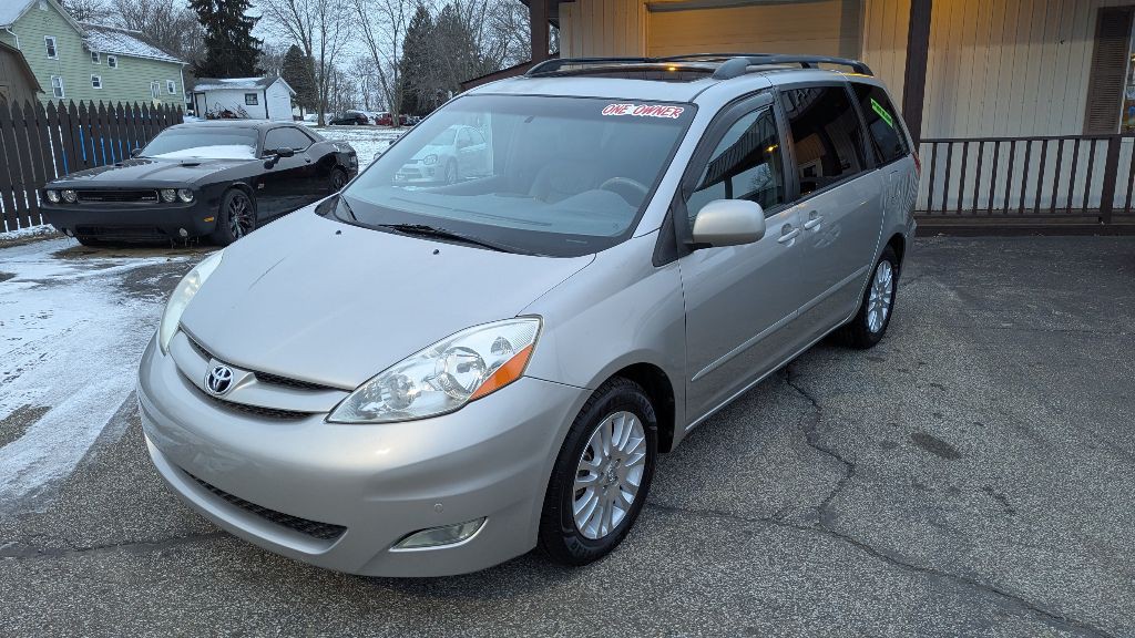 2010 Toyota Sienna Image 3