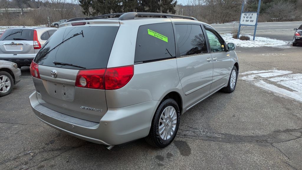 2010 Toyota Sienna Image 8