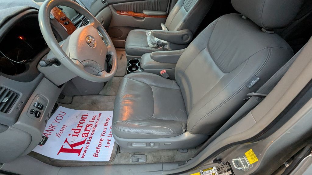 2010 Toyota Sienna Image 12