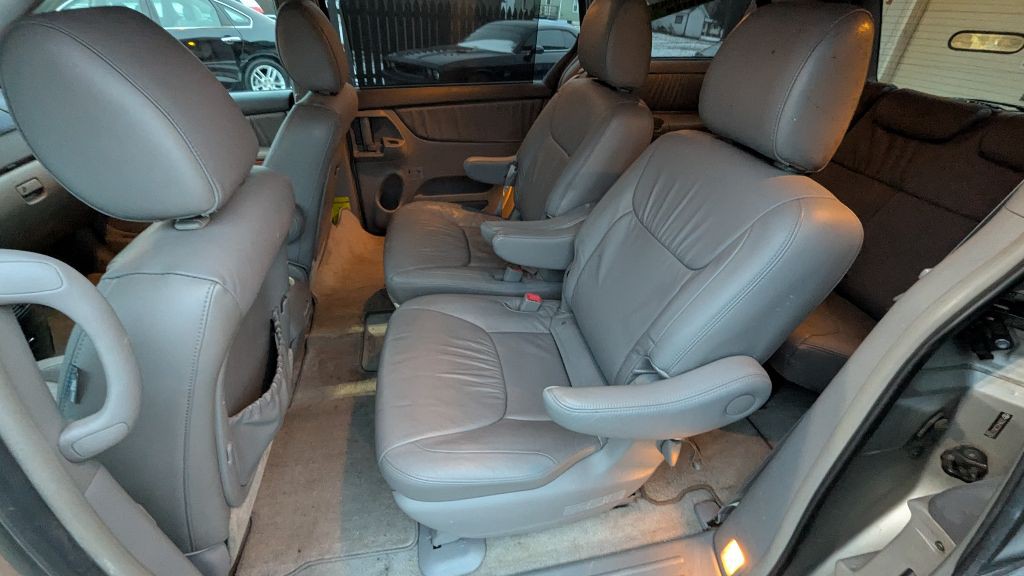 2010 Toyota Sienna Image 17