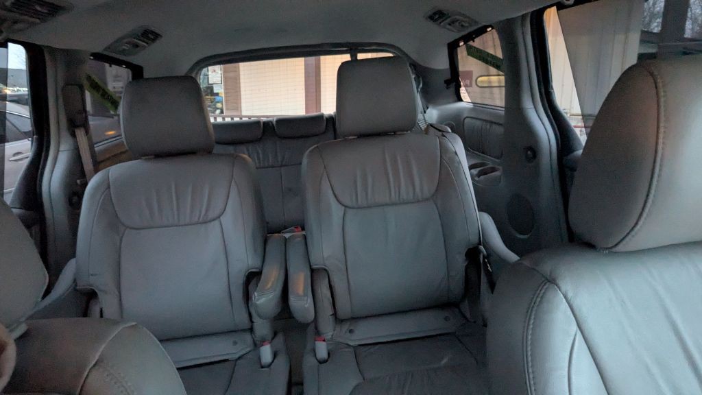 2010 Toyota Sienna Image 18